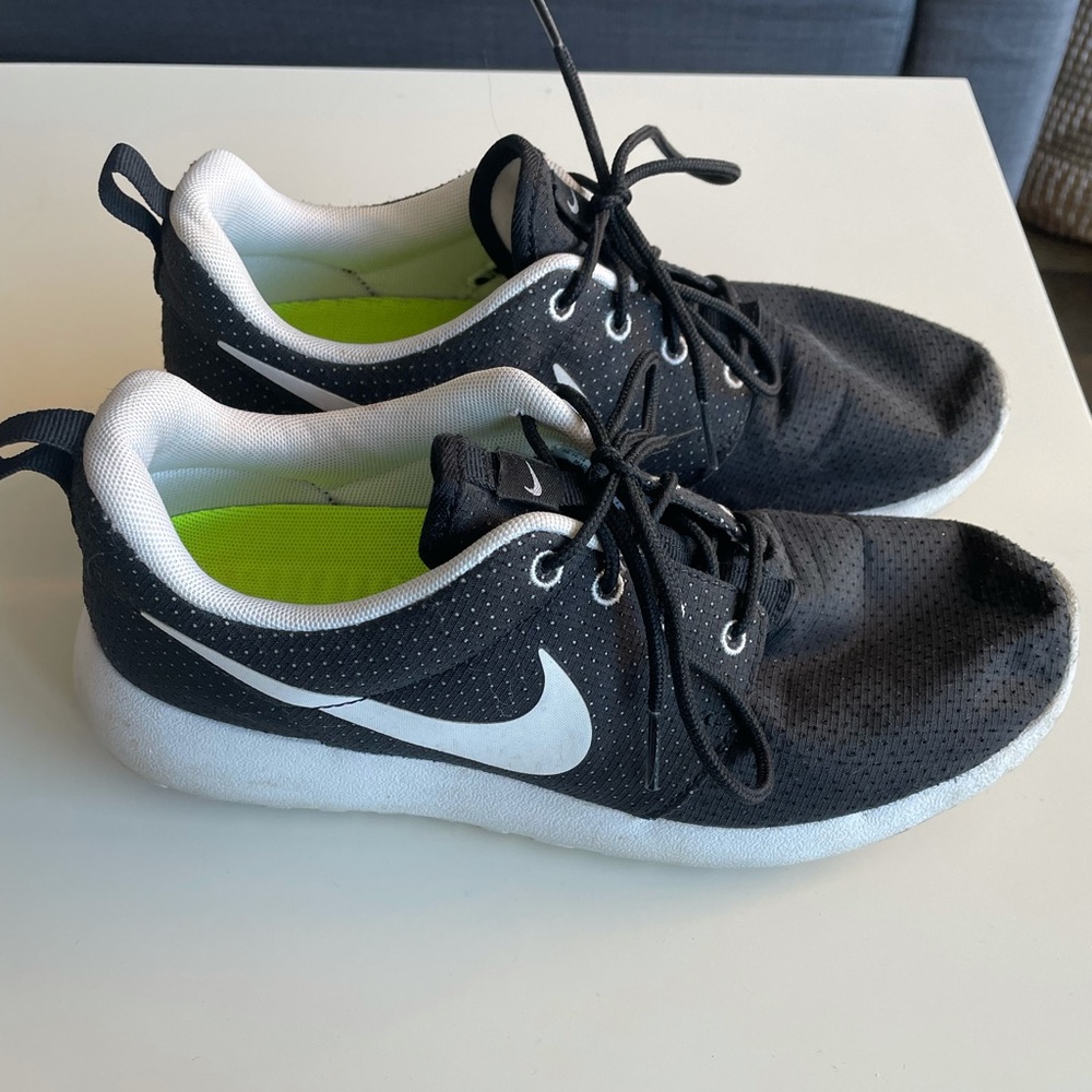 Black Nike Roshes